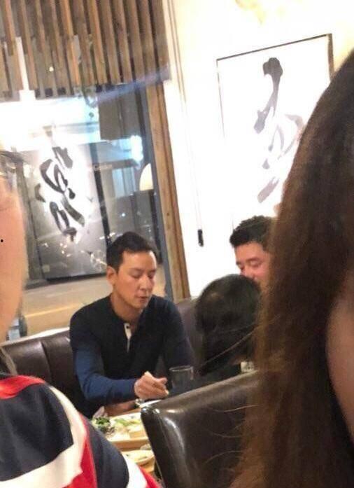 吴彦祖吃饭照片,镜头下的优雅用餐时光